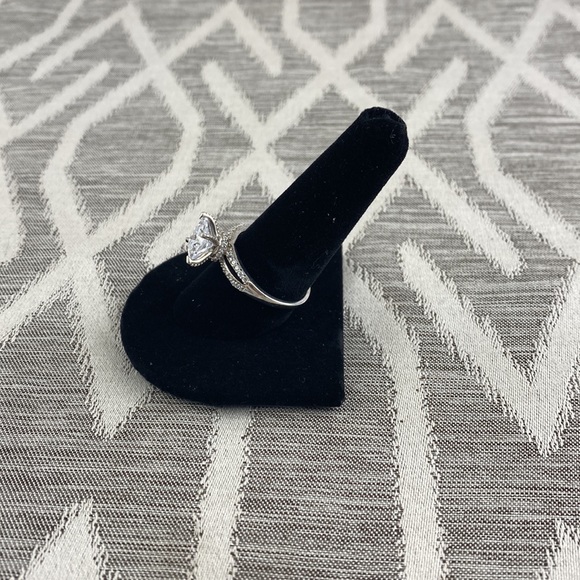 Silver Solitary Stone ring with tiny stones on Band - Picture 3 of 5